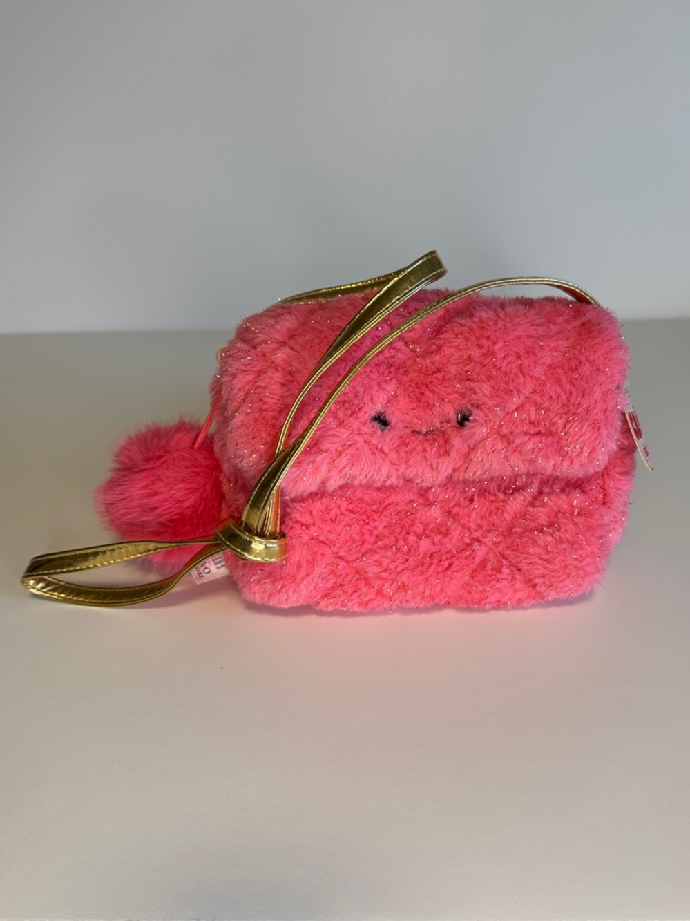 🙍🏼‍♀️🙍🏻‍♀️🙍🏾‍♀️🙍🏽‍♀️NWT. FAO Schwarz Bright Pink Faux Fur purse